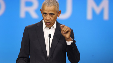 ৩ নভেম্বর ওবামা ফাউন্ডেশনে ডেমোক্রেসি ফোরামে বক্তব্য রাখছেন সাবেক মার্কিন প্রেসিডেন্ট বারাক ওবামা। ছবি: এএফপি