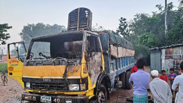 গাড়িতে আগুন