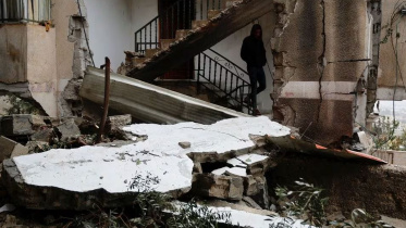 অধিকৃত পশ্চিম তীরের জেনিন শরণার্থীশিবিরে হামলার পর এক ফিলিস্তিনি ব্যক্তিকে ধ্বংসযজ্ঞ পর্যবেক্ষণ করতে দেখা যাচ্ছে। ছবি: রয়টার্স