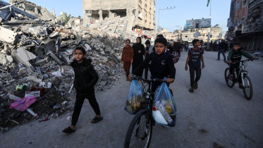 হামাস-ইসরায়েল চার দিনের যুদ্ধবিরতি শুরুর পর দক্ষিণ গাজার খান ইউনিসে পথে নেমে সাইকেল চালাচ্ছে শিশুরা । ছবি: রয়টার্স