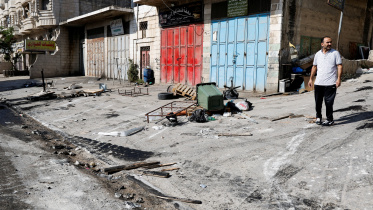 অধিকৃত পশ্চিম তীরের নাবলুসে ফিলিস্তিনিদের বিরুদ্ধে ইসরায়েলি বসতি স্থাপনকারীদের হামলার পরের দৃশ্য। ফাইল ছবি: রয়টার্স