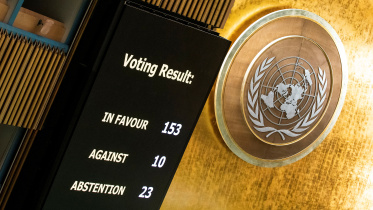 জাতিসংঘের সাধারণ অধিবেশন চলার সময় একটি ইলেকট্রনিক স্ক্রিণে ভোটের ফল প্রদর্শন করা হচ্ছে। ছবি: রয়টার্স