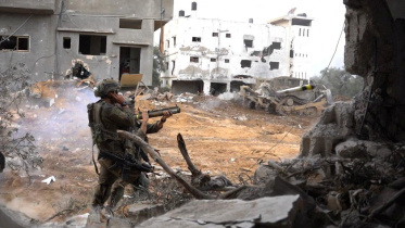 ইসরায়েলি সেনারা গাজায় অভিযান চালাচ্ছেন। ছবি: রয়টার্স