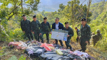 আটক করা ১৭ ব্যাগ মাদকসহ থাই সেনাবাহিনীর কর্মকর্তারা। ছবি: এএফপি