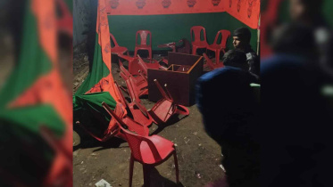 ঝিনাইদহ-২: ধাওয়া-পাল্টা ধাওয়ার পরে স্বতন্ত্র প্রার্থী নির্বাচনী অফিস ভাঙচুর