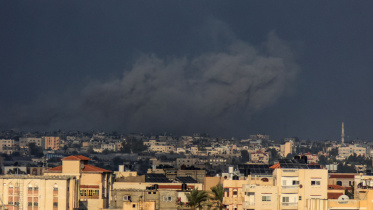 বড়দিনের আগের সন্ধ্যায় দক্ষিন গাজার খান ইউনিসে চলছে নিরবচ্ছিন্ন ইসরায়েলি বিমানহামলা। ছবি: রয়টার্স