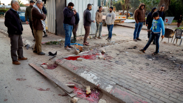 জেনিনে ইসরায়েলি ড্রোন হামলায় ৬ জন নিহতের পর ঘটনাস্থল পরিদর্শন করছেন ফিলিস্তিনিরা। ছবি: রয়টার্স