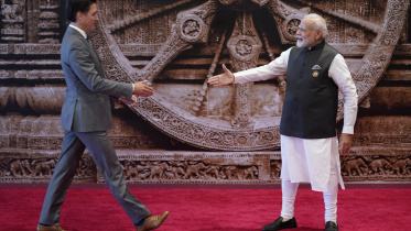 জি২০ সম্মেলনের আগে করমর্দন করছেন কানাডার প্রধানমন্ত্রী জাস্টিন ট্রুডো ও ভারতের প্রধানমন্ত্রী নরেন্দ্র মোদি। ফাইল ছবি: এএফপি