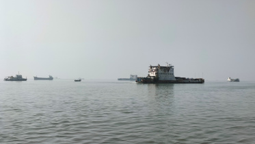 পাটুরিয়া-দৌলতদিয়া নৌপথে ফেরি চলাচল। ফাইল ছবি: স্টার