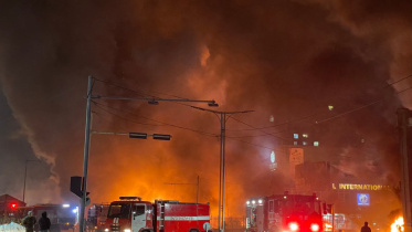 উলানবাটরে এলএনজি ট্রাকে গ্যাস বিস্ফোরণের কারণে অগ্নিকাণ্ড। নেভানোর কাজে নিয়োজিত ফায়ার সার্ভিস। ছবি: এএফপি