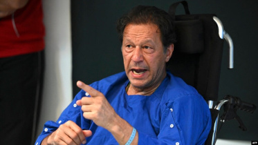 পাকিস্তানের সাবেক প্রধানমন্ত্রী ইমরান খান। ফাইল ছবি: এএফপি