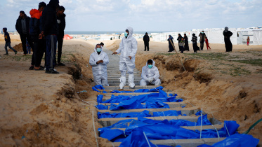 ইসরায়েল নিহত ফিলিস্তিনিদের মরদেহ ফিরিয়ে দেওয়ার পর তাদেরকে রাফাহ সীমান্তে কবর দেওয়া হয়েছে। ছবি: রয়টার্স