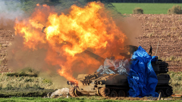 গাজার উদ্দেশে গোলাবর্ষণ করছে ইসরায়েলের হাওউইটজার কামান। ছবি: এএফপি
