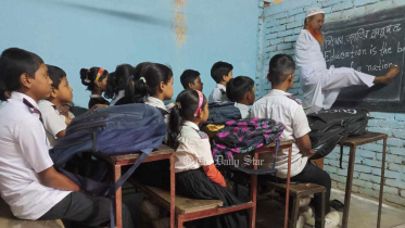 জন্ম থেকেই দুই হাত নেই দুঃখু মিয়ার (৫৮)। বড় হতে হতে তার সেই দুঃখকে আরও বাড়িয়ে তোলে সমাজের লাঞ্ছনা আর প্রতিবন্ধী ব্যক্তিদের প্রতি মানুষের বিরূপ মনোভাব। হাত নেই বলে মাদরাসায় ভর্তি নেননি শিক্ষকরা। 