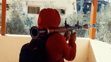 গাজায় ইসরায়েলি বাহিনীর বিরুদ্ধে আরপিজি হাতে লড়ছেন এক হামাস যোদ্ধা। ছবি: রয়টার্স (৩১ জানিয়ারি, ২০২৪)