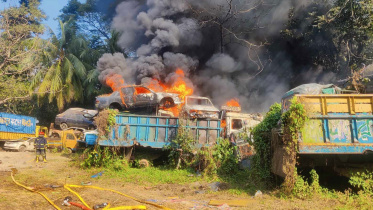শাহবাগে ডাম্প করে রাখা গাড়িতে আগুন, নিয়ন্ত্রণে ৩ ইউনিট