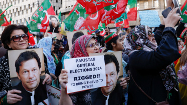 নির্বাচনে অনিয়মের অভিযোগ এনে বিক্ষোভ করছেন পিটিআই নেতা-কর্মীরা। ছবি: রয়টার্স