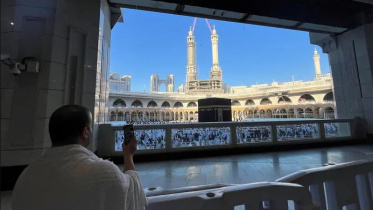 ওমরাহ পালনের সময় মোবাইল দিয়ে কাবা শরিফের ছবি তুলছেন এক মুসুল্লি। ফাইল ছবি: রয়টার্স