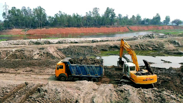 টাঙ্গাইলের মির্জাপুর উপজেলার চানপুর এলাকায় বংশী নদীর তীর থেকে অবাধে মাটি কাটছে প্রভাবশালীরা। 