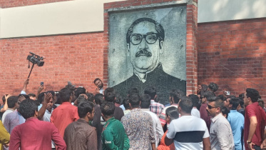 শহীদ মিনারে ছাত্রলীগের প্রতিবাদ