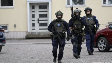 ফিনল্যান্ডে স্কুলে বন্দুক হামলার ঘটনার পর ঘটনাস্থলে পুলিশ। ছবি: রয়টার্স