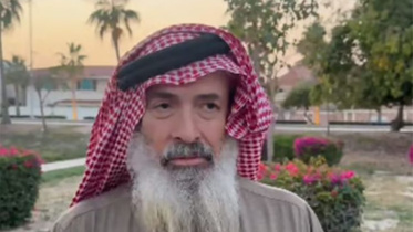 ৩৮ বছর ধরে সৌদি নাগরিকদের বিনামূল্যে ইফতার খাওয়াচ্ছেন আব্দুলআজিজ আল কুলাইব। ছবি: ভিডিও থেকে স্ক্রিণশট