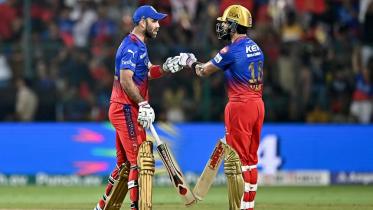 Virat Kohli and Glenn Maxwell