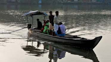 ভারতের নির্বাচনের দ্বিতীয় পর্যায়ে কেরালা রাজ্যের আলাপপুঝা জেলার কাক্কাথুরুথ দ্বীপের মানুষরা ভেমবানাদ লেক পেরিয়ে ভোট দিতে যাচ্ছেন। ছবি: রয়টার্স