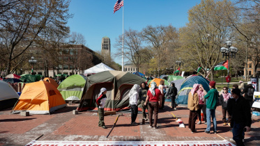 মিশিগান বিশ্ববিদ্যালয়ে তাঁবু খাটিয়ে ফিলিস্তিনের পক্ষে বিক্ষোভ ও অবস্থান ধর্মঘট পালন করছেন শিক্ষার্থীরা ছবি: রয়টার্স