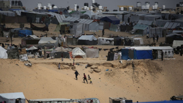 দক্ষিণ গাজার রাফাহ শহরে তাঁবু খাটিয়ে বসবাস করছেন বাস্তুচ্যুত ফিলিস্তিনিরা। ছবি: রয়টার্স