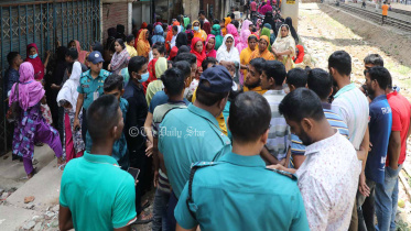 বকেয়া বেতনের দাবিতে বনানীতে পোশাক শ্রমিকদের সড়ক অবরোধ