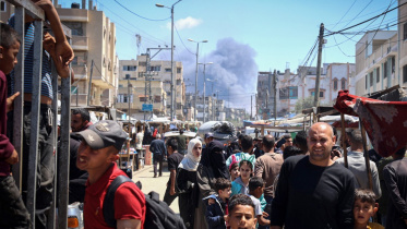 রাফায় ইসরায়েলি বোমা হামলার মধ্যেই স্বাভাবিক জীবন যাপনের চেষ্ঠা চালাচ্ছে ফিলিস্তিনিরা। ছবি: রয়টার্স