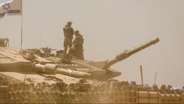 ইসরায়েল-গাজা সীমান্তে সাঁয়োয়া যানে ইসরায়েলের সেনা। ছবি: ডয়চে ভেলে/রয়টার্স