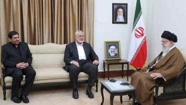 আলি খামেনির কার্যালয়ে ইসমাইল হানিয়ের সঙ্গে বৈঠকে উপস্থিত ছিলেন ভারপ্রাপ্ত প্রেসিডেন্ট মোহাম্মদ মোখবার। ছবি: ইরানের সর্বোচ্চ ধর্মীয় নেতার কার্যালয়ের ওয়েবসাইট থেকে সংগৃহীত