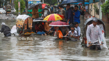 ভারী বৃষ্টিতে চট্টগ্রাম নগরীর নিম্নাঞ্চলে জলাবদ্ধতা