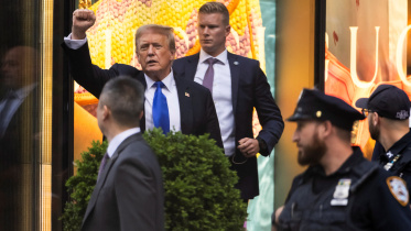 বিচারে দোষী সাব্যস্তের পর আদালত থেকে বের হয়ে আসছেন ডোনাল্ড ট্রাম্প। ছবি: রয়টার্স