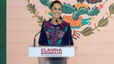 প্রাথমিক ফলে জয়লাভের পর দেশবাসীর উদ্দেশে বক্তব্য রাখছেন ক্লদিয়া শেনবম। ছবি: এএফপি