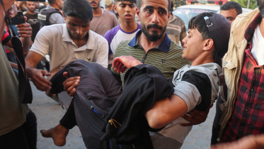 মধ্য গাজার দেওর এল-বালাহ এলাকায় ইসরায়েলি বোমা হামলায় আহত ফিলিস্তিনিকে হাসপাতালে নিয়ে যাওয়া হচ্ছে। ছবি: রয়টার্স (৪ জুন, ২০২৪)