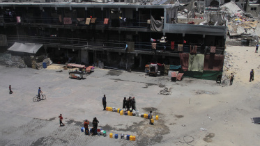 গাজার জাবালিয়া ক্যাম্পে খাওয়ার পানির জন্য লাইন ধরে অপেক্ষা করছেন বাস্তুচ্যুত ফিলিস্তিনিরা। ছবি: রয়টার্স