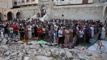 গাজা সিটির ঐতিহাসিক ওমারি মসজিদে ঈদের নামাজ আদায় করছেন মুসুল্লিরা। ছবি: এএফপি