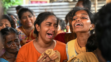 তামিলনাড়ুতে বিষাক্ত মদ পান করে মৃত ব্যক্তিদের পরিবারের সদস্যরা মরদেহকে ঘিরে আহাজারি করছেন। ছবি: এএফপি