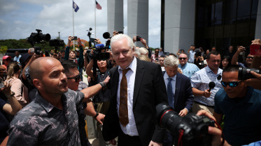 শুনানি শেষে আদালতের বাইরে জুলিয়ান অ্যাসাঞ্জ। ছবি: রয়টার্স