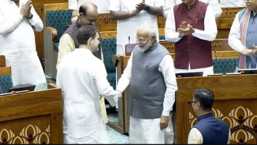 লোকসভায় বিরল মুহুর্তে মোদি-রাহুল। ছবি: এক্স থেকে সংগৃহীত