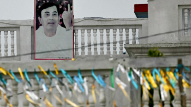 উত্তর প্রদেশের মৈনপুরী শহরে ভোলে বাবার আশ্রমের বাইরে তার একটি প্রতিকৃতি ঝুলিয়ে রাখা হয়েছে। ছবি: এএফপি