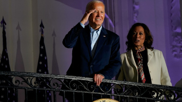 মার্কিন স্বাধীনতা দিবস উপলক্ষ্যে আয়োজিত অনুষ্ঠানে বাইডেন ও ভাইস প্রেসিডেন্ট কামালা হ্যারিস। ছবি: রয়টার্স