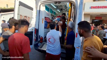 জাতিসংঘের স্কুলে ইসরায়েলি হামলার পর আহতদের অ্যাম্বুলেন্সে করে আল-আকসা হাসপাতালে নিয়ে যাওয়া হচ্ছে। ছবি: রয়টার্স