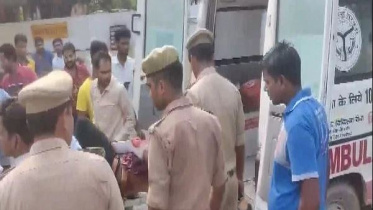 দুর্ঘটনায় আহত ব্যক্তিদের উন্নাও জেলা হাসপাতালে নিয়ে যাওয়া হয়। ছবি: স্টেটসম্যান