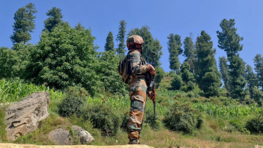 ডোডা জেলায় জঙ্গিবিরোধী অভিযান শেষে ঘটনাস্থল পাহারা দিচ্ছেন এক ভারতীয় সেনা। ছবি: এএফপি