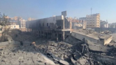 গাজা সিটিতে অবস্থিত ফিলিস্তিনে জাতিসংঘের শরণার্থী বিষয়ক সংগঠন ইউএনআরডব্লিউএ'র সদরদপ্তরে হামলা চালিয়ে ভবনটি ভেঙে দিয়েছে ইসরায়েলি সেনাবাহিনী। ছবি: এক্স থেকে সংগৃহীত