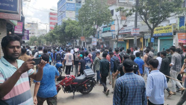 বগুড়ায় কোটা সংস্কার আন্দোলনের দাবিতে আন্দোলনরত শিক্ষার্থীদের আটক করেছে পুলিশ। ছবি: সংগৃহীত